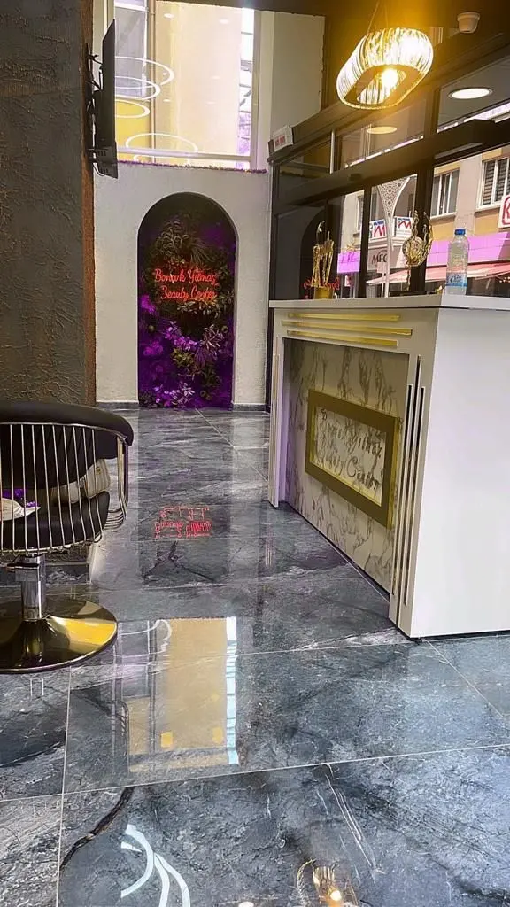Giriş ve neon tabela