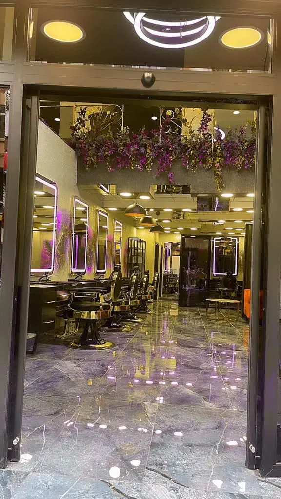 Salon — aynalar ve koltuklar